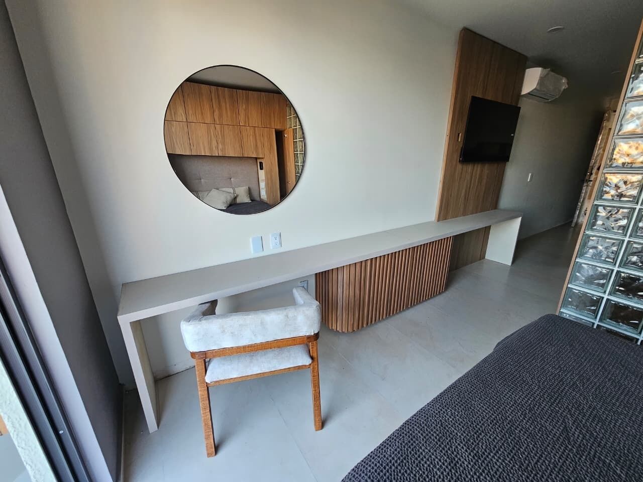 客房內保險箱、書桌、筆電工作空間、遮光布/窗簾