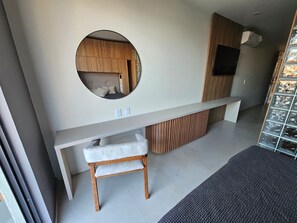 Caja de seguridad en la habitación y escritorio 