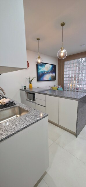 Full-size fridge, microwave, stovetop, cookware/dishes/utensils - Ortega Living (Guadalajara)