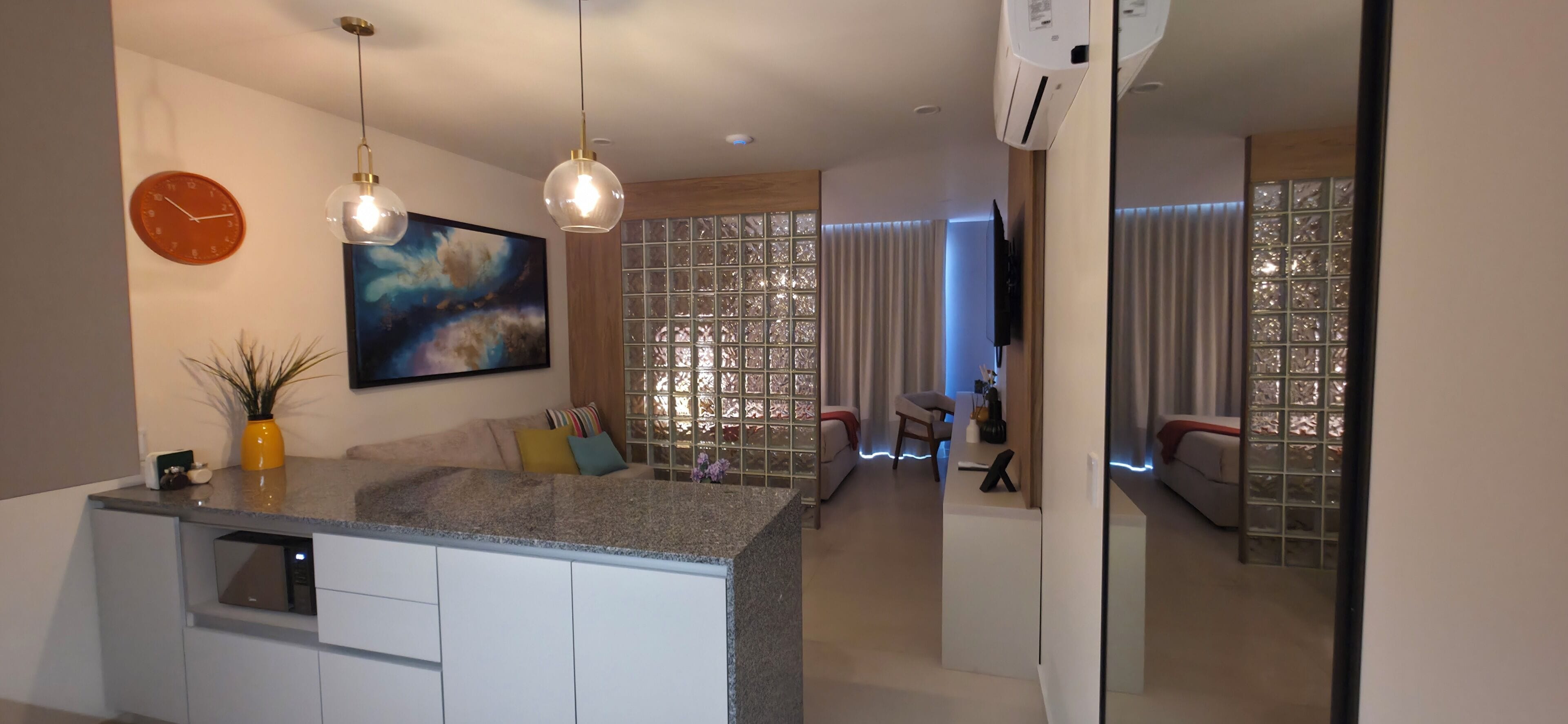 Frigorífico grande, microondas, placa de cocina y utensilios de cocina