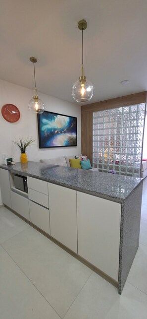 Full-sized fridge, microwave, stovetop, cookware/dishes/utensils - Ortega Living (Guadalajara)