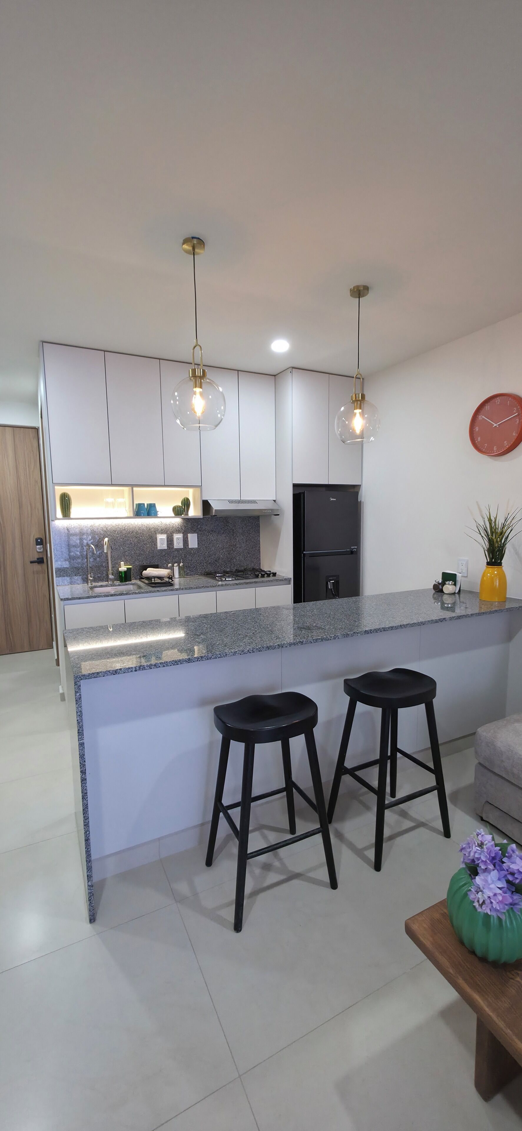 Refrigerador con freezer, microondas, placa de cocina