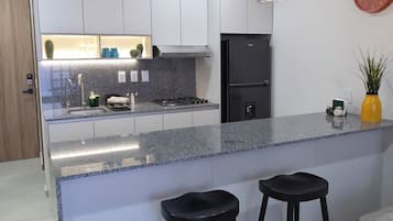Refrigerador con freezer, microondas, placa de cocina