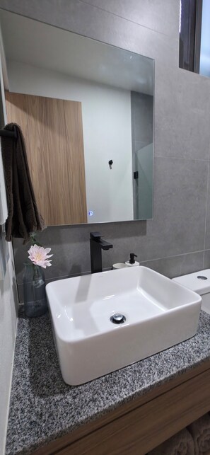 Een douche, een haardroger, handdoeken, zeep