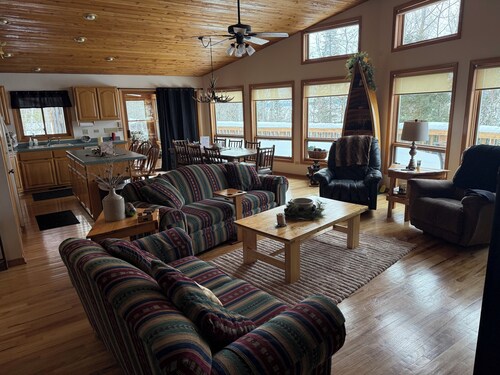 Perfect 3-bedroom lakefront home on North Twin, great for a fun filled getaway!
