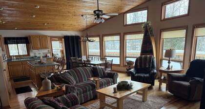 Perfect 3-bedroom lakefront home on North Twin, great for a fun filled getaway!