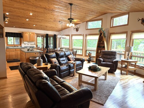 Perfect 4-bedroom lakefront home on North Twin, great for a fun filled getaway!