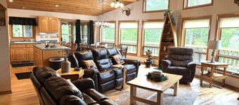Perfect 4-bedroom lakefront home on North Twin, great for a fun filled getaway!