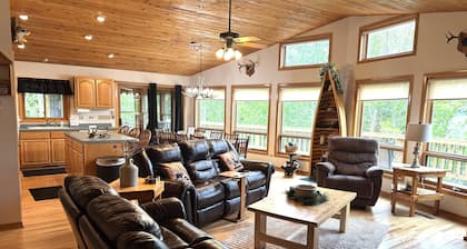 Perfect 4-bedroom lakefront home on North Twin, great for a fun filled getaway!
