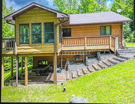Exterior. Perfect 3-bedroom lakefront home on North Twin, great for a fun filled getaway!