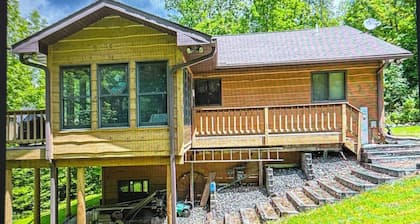 Perfect 3-bedroom lakefront home on North Twin, great for a fun filled getaway!