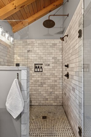 Shower, jetted bath, towels - Private Naples Retreat | Near Wineries | Hot Tub (Naples)