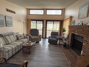 Smart TV, fireplace - Spacious 4-bed house in peaceful Ocean Pines - wooded near pool, bay, & ocean (Ocean Pines)