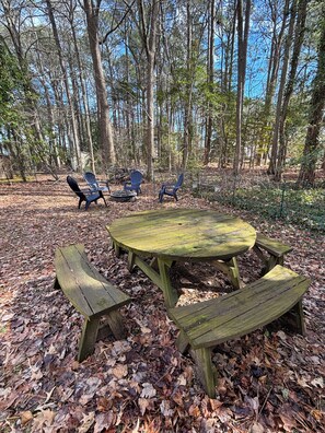 Outdoor dining - Spacious 4-bed house in peaceful Ocean Pines - wooded near pool, bay, & ocean (Ocean Pines)