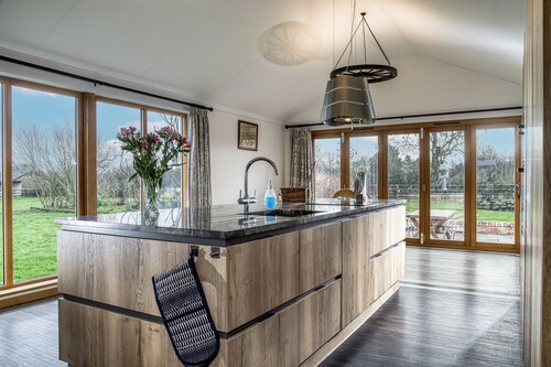 Owl Barn - sleeps 4 guests  in 2 bedrooms