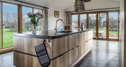 Owl Barn - sleeps 4 guests in 2 bedrooms