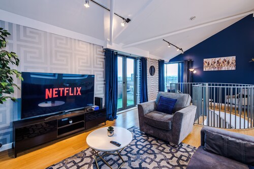 Stylish Penthouse | Free Parking | Pool Table | PS4