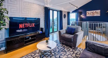 Stylish Penthouse | Free Parking | Pool Table | PS4