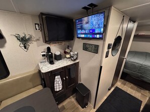 Room - Cozy 1-bedroom camper in beautiful Manitowoc, walking distance to Lake Michigan (Manitowoc)