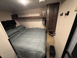 Room - Cozy 1-bedroom camper in beautiful Manitowoc, walking distance to Lake Michigan (Manitowoc)