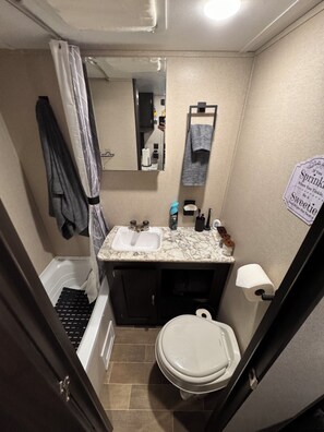 Shower, towels, toilet paper - Cozy 1-bedroom camper in beautiful Manitowoc, walking distance to Lake Michigan (Manitowoc)