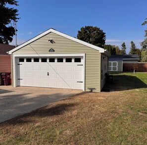 Exterior - Cozy 1-bedroom camper in beautiful Manitowoc, walking distance to Lake Michigan (Manitowoc)