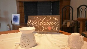 A table with a sign that reads "Welcome to our home" and a colander. - Effie's Escape Spacious House in Zola (Argostoli)