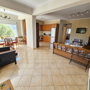 Interior - Effie's Escape Spacious House in Zola (Argostoli)