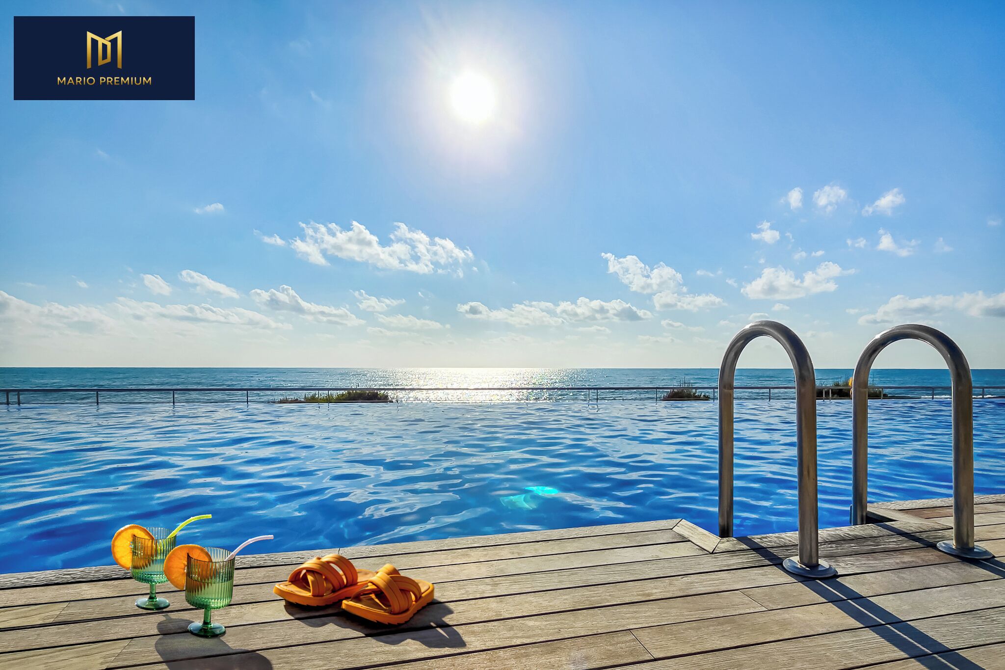 Una piscina al aire libre, una piscina climatizada