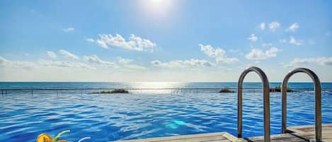 Una piscina al aire libre, una piscina climatizada