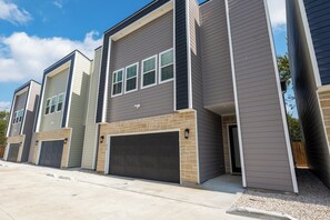 Exterior - Smart 3BR Home + Luxe Decor + Bluetooth Audio (Houston)