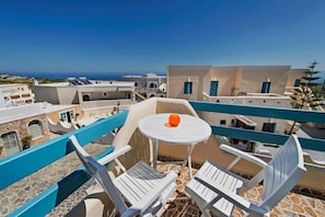 Outdoor dining - Alizea Villa (Santorini)