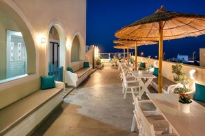 Outdoor dining - Alizea Villa (Santorini)