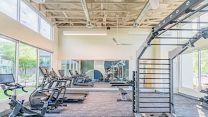 Ein Fitnessstudio mit Laufbändern, Ergometer und Gewichten.