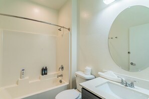 Ein Badezimmer mit Badewanne, Toilette und Waschbecken.