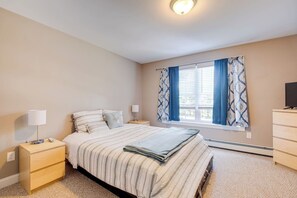 3 bedrooms, iron/ironing board, travel cot, free WiFi - •	Quiet 3BR Home Close to Biddeford Beaches (Biddeford)