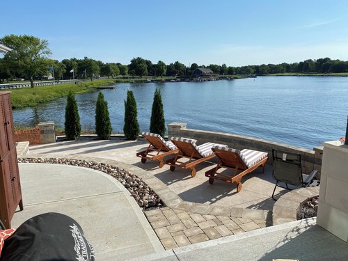 Spacious Lakefront Retreat with Patio, 4 bedroom bath & 25 Minutes to Arrowhead