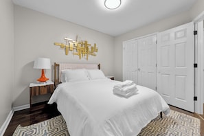2 bedrooms, iron/ironing board, WiFi, bed sheets - Midtown Bright 2BR Near Riverwalk w/ Parking (Columbus)