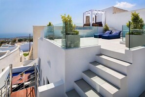 Property grounds - Mirinda Villa (Santorini)