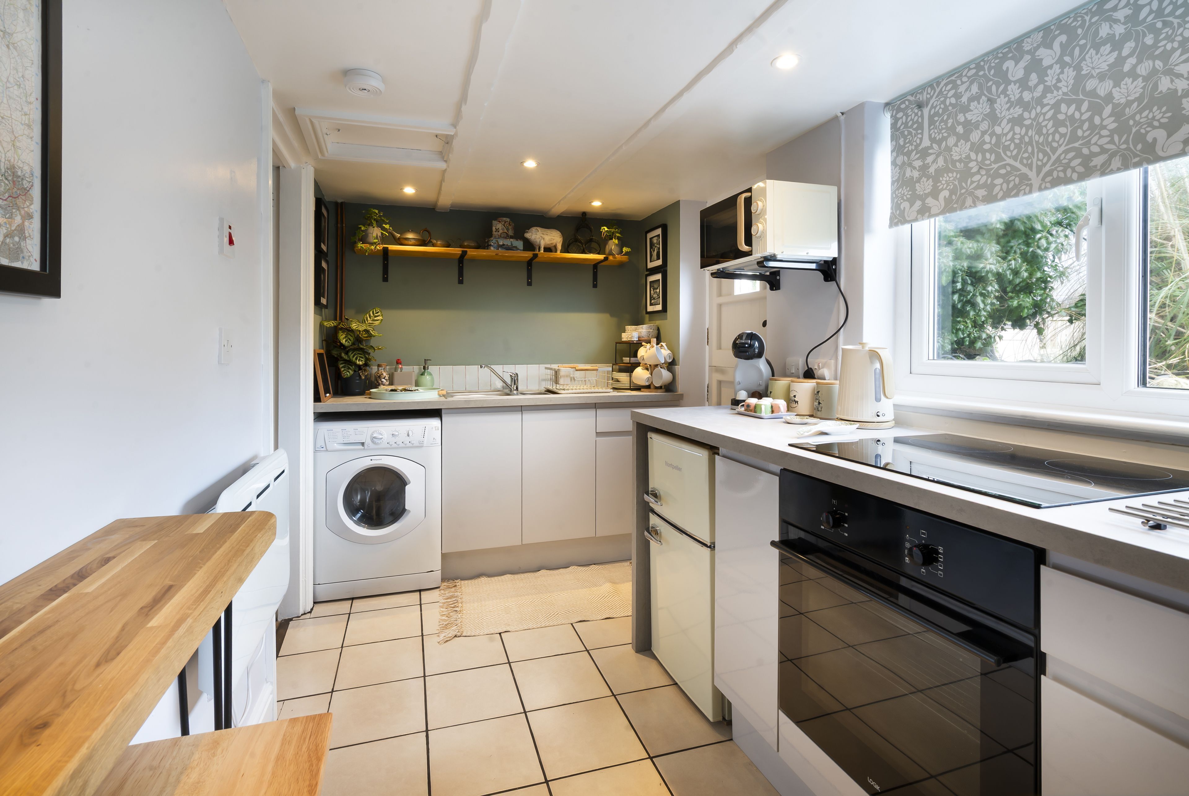 Micro-ondes, four, chaise haute