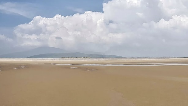 A beach with wide sandy shores and a mountain in the distance under a partly cloudy sky. - Hillside - Two bedroom Terrace, 1-mile from Silecroft Beach - Dog-friendly (Silecroft)