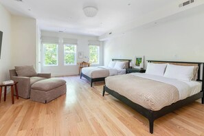 Tabla de planchar con plancha, wifi y ropa de cama 