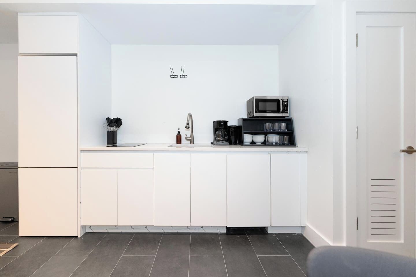 Køleskab, mikrobølgeovn, ovn, kogeplade