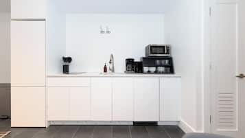 Køleskab, mikrobølgeovn, ovn, kogeplade