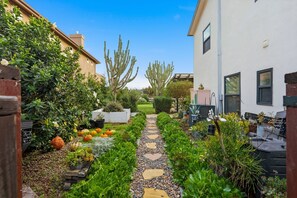 Property grounds - Private Bonita Retreat Pet Friendly 5/3 w/ Yard • Near Downtown, Beaches & Golf (Bonita)