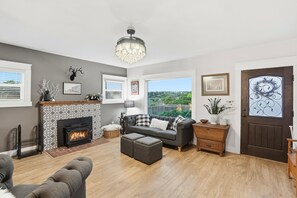 TV, fireplace - Private Bonita Retreat Pet Friendly 5/3 w/ Yard • Near Downtown, Beaches & Golf (Bonita)