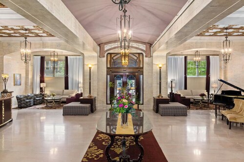 Prime Downtown Seattle Location- Historic Hotel- perfect for summer in the city