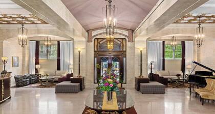 Prime Downtown Seattle Location- Historic Hotel- perfect for summer in the city