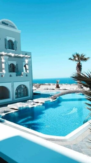 Outdoor pool - My Life Suites (Santorini)