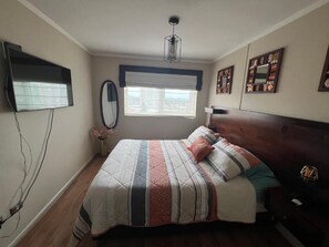 2 عدّة غرف نوم ومكواة/لوح كي وواي فاي وملاءات أسرّة